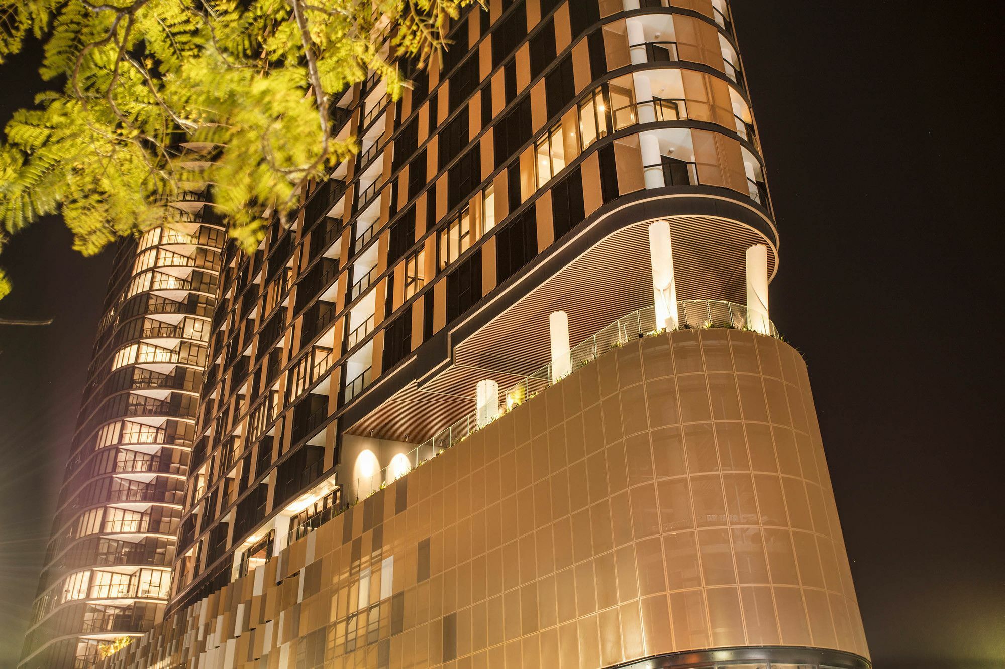Fv By Peppers Aparthotel Brisbane Luaran gambar The building at night