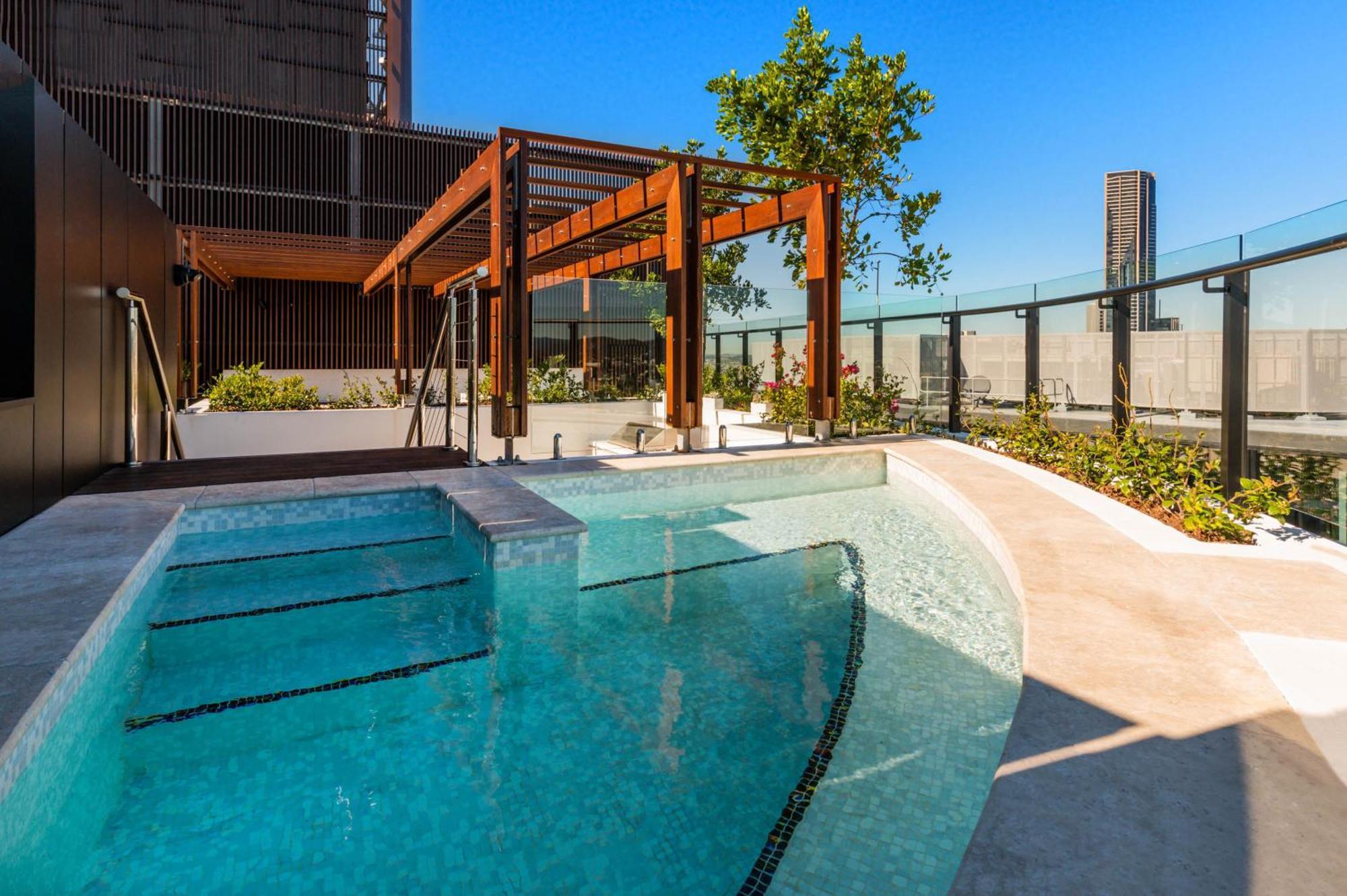 Fv By Peppers Aparthotel Brisbane Luaran gambar The rooftop pool at the Emporium Hotel South Bank
