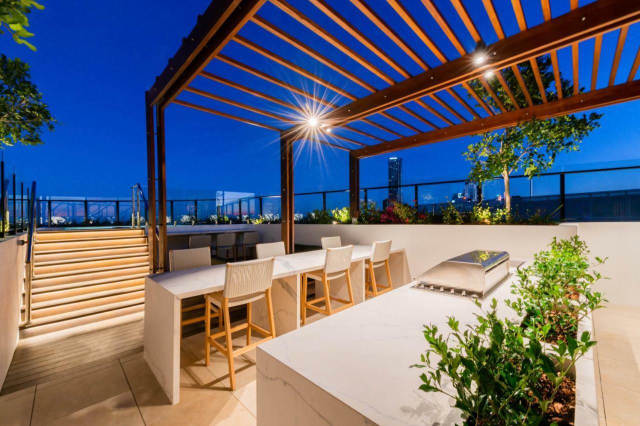 Fv By Peppers Aparthotel Brisbane Luaran gambar Rooftop bar