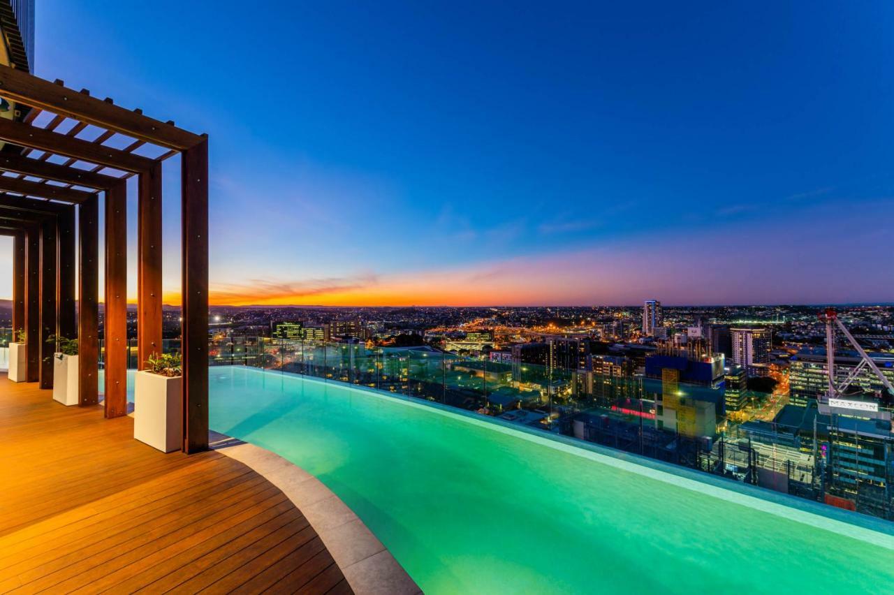 Fv By Peppers Aparthotel Brisbane Luaran gambar Infinity pool at the rooftop of the hotel